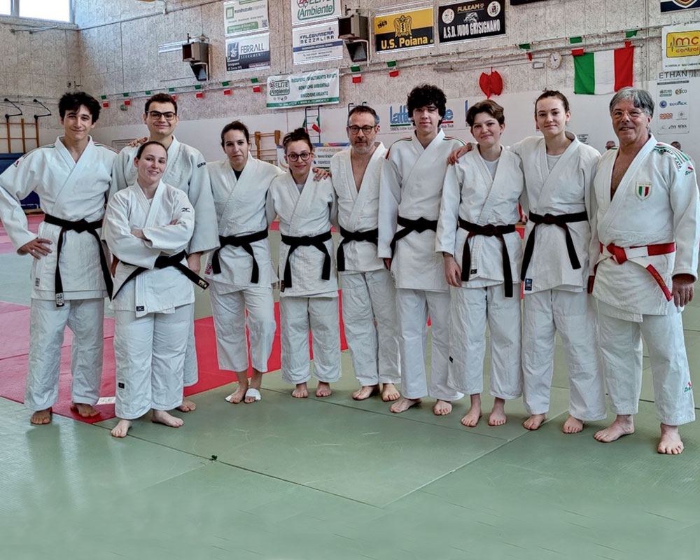 Judo Libertas Lupatotina foto di gruppo scattata in palestra