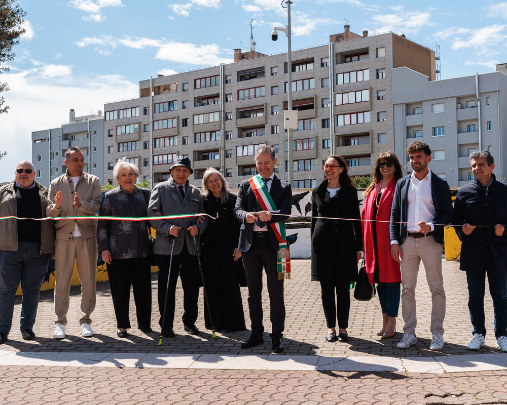 Il sindaco Attilio Gastaldello inaugura il murales dedicato a Carlo Zinelli nell'omonima piazza a San Giovanni Lupatoto